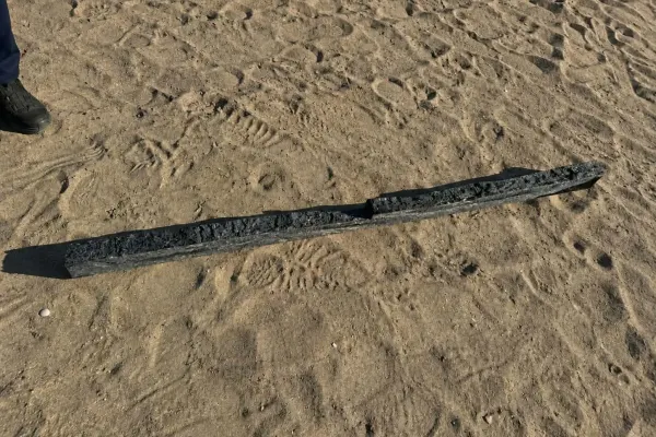 Fragment de dronă, descoperit pe o plajă din Eforie Nord. Polițiștii l-au ridicat