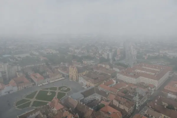 Alertă de sănătate la Timișoara, din cauza fumului de la incendiile din Serbia. Oamenii, sfătuiți să poarte măști