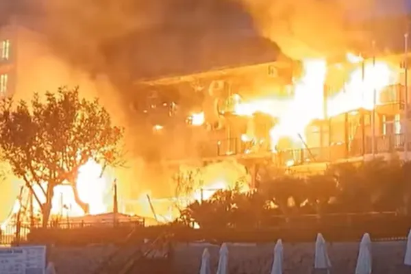 Incendiu devastator la Sozopol, în Bulgaria: un restaurant a fost distrus, iar 25 de turiști au fost evacuați VIDEO