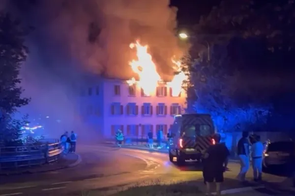 Incendiu devastator într-un restaurant cu locuințe din Elveția. Cinci oameni sunt dispăruți, opt au fost răniți, iar clădirea a ars complet