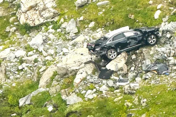 A doua mașină răsturnată pe Transfăgărășan în ultimele luni. Șoferul ar fi uitat să tragă frâna de mână