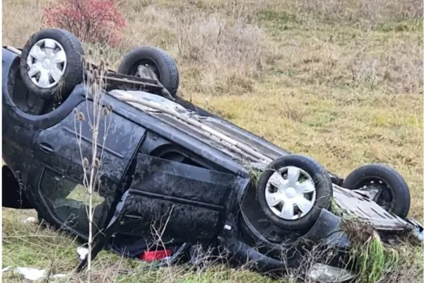 Accident grav în Constanța. Patru persoane au fost rănite, iar o mașină s-a răsturnat și a luat foc