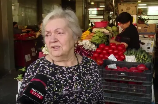 Pensionarii, cu lacrimi în ochi printre tarabe: nu mai fac față