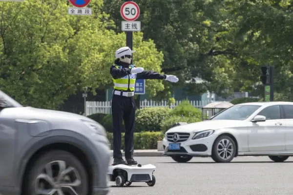 Ce știe să facă „polițistul rutier” robotizat. Are 1,88 metri și poate avertiza șoferii și pietonii