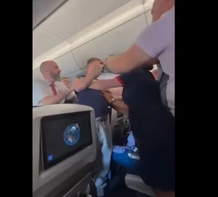 Scandal uriaș la bordul unui avion British Airways. Un pasager turbulent a fost încătușat de polițiști: imagini halucinante VIDEO