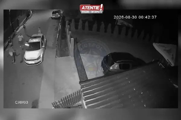 Polițiști atacați de tineri băuți: scandal de proporții pe o stradă din Bacău