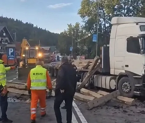 Accident spectaculos la Predeal. Zeci de traverse de cale ferată au ajuns pe DN 1