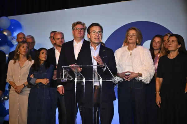 Suedia schimbă direcția politică după alegeri. Guvernul de dreapta pierde la limită și premierul demisionează
