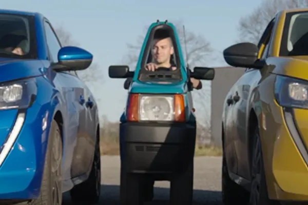 Un italian a transformat un Fiat Panda din 1993 în cea mai îngustă mașină din lume. A intrat în Guinness World Records | VIDEO