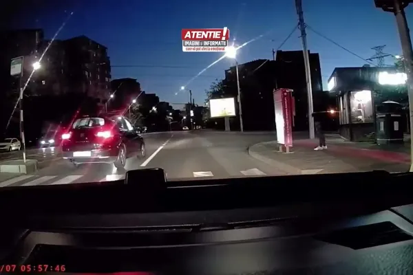 Imagini șocante la Iași. Femeie lovită în plin pe trecerea de pietoni de o mașină | VIDEO