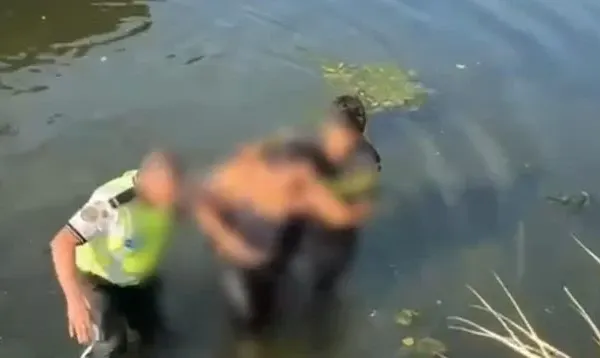 Femeie salvată din râul Dâmbovița de doi polițiști. Intervenție contracronometru în zona Podului Vitan din Capitală