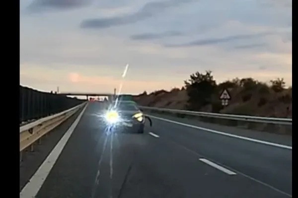 Momentul în care un șofer provoacă un accident și continuă pe contrasens, pe A1 Timișoara–Arad| VIDEO