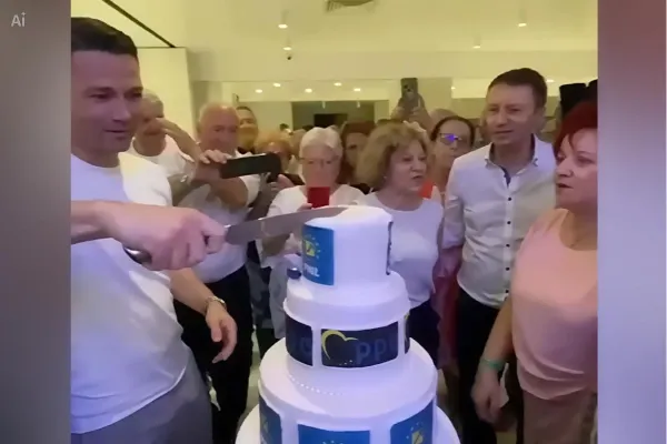 Ilie Bolojan și liderii PNL, petrecere cu șampanie și tort la malul mării, în plină austeritate