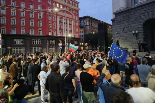 Proteste și la Sofia. Bulgarii care au ieșit în stradă au cerut demisia Guvernului Radev
