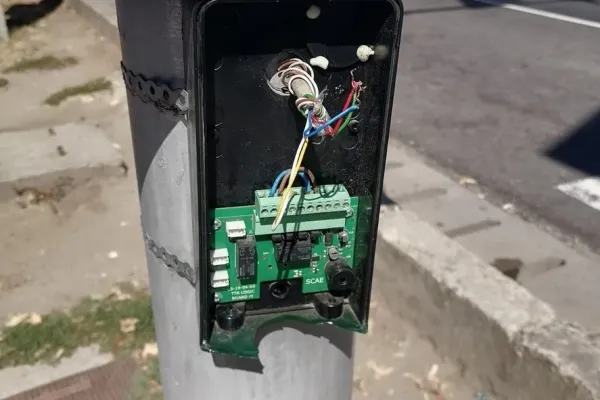 Semafoare pentru pietoni vandalizate la Filiași. DRDP Craiova a depus plângere penală: „Pot pune vieți în pericol”