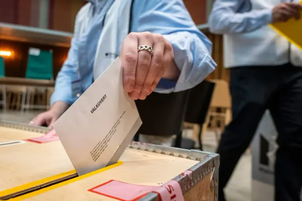 Suedia votează sub presiune. Stânga vrea puterea, iar extrema dreaptă poate ajunge pentru prima dată la guvernare