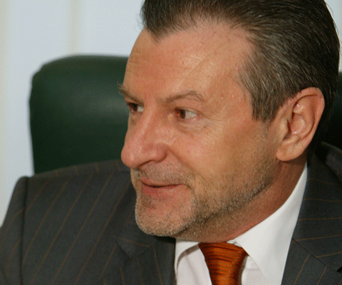 Costumele Armani din subordinea ministerelor scapă de concedierile anunţate de Boc