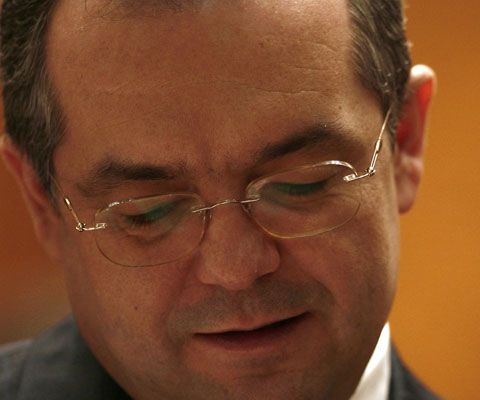 Boc a modificat pentru 7 persoane angajamentul de loialitate, în cazul concedierilor masive de la Guvern