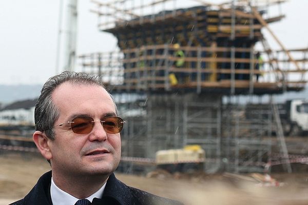 Programul de guvernare: Constituţie revizuită, autostrăzi, constrângeri salariale şi concedieri. Vezi priorităţile!