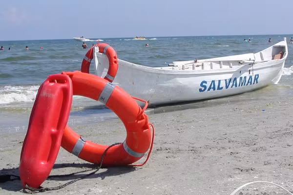 Turist mort pe o plajă din Jupiter. Bărbatul a așteptat ca salvamarii să-și termine programul și s-a avântat în valuri