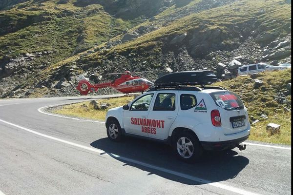 Acțiune spectaculoasă se salvare a unui motociclist accidentat grav pe Transfăgărășan