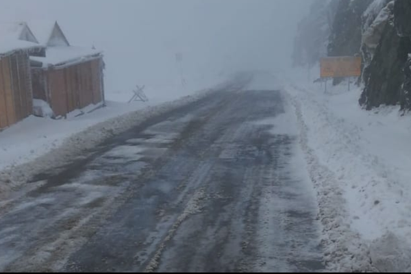 Pe Transfăgărășan se circulă, în continuare, în condiții de iarnă