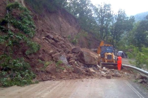 Stânci desprinse de pe versant, pe Transfăgărășan! Trafic blocat