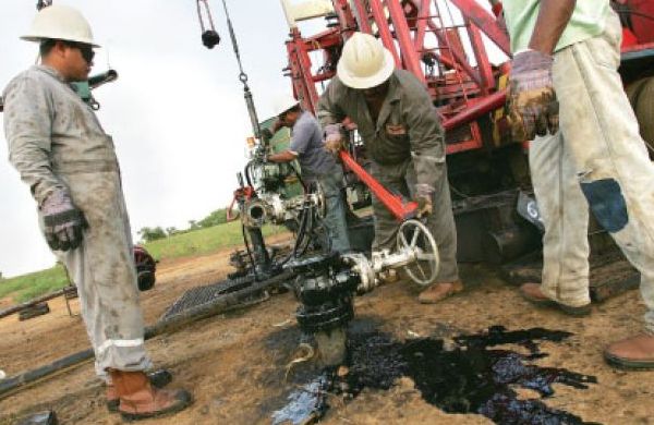 Petroliştii anunţă dezastrul după "taxa pe lăcomie" , concedieri şi investiţii blocate