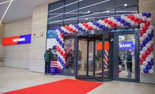 Angajaţii First Bank, protest la sediul din București după anunțul privind concedierile