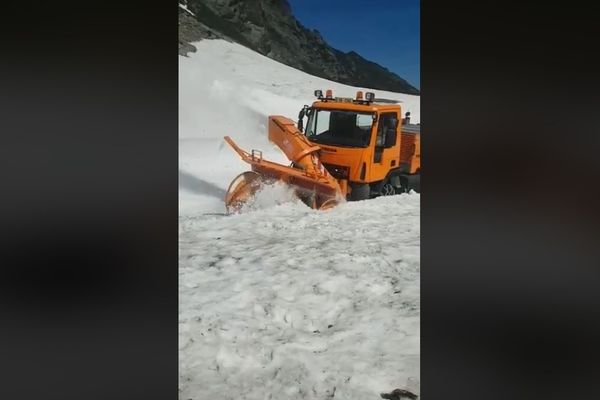 Zăpadă de 5-6 metri pe Transfăgărășan la începutul verii