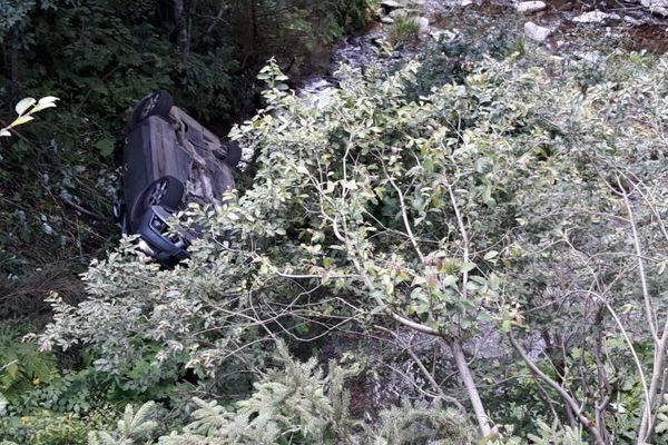 Intervenție periculoasă, pe Transfăgărășan. Mașină căzută în râpă: 3 victime