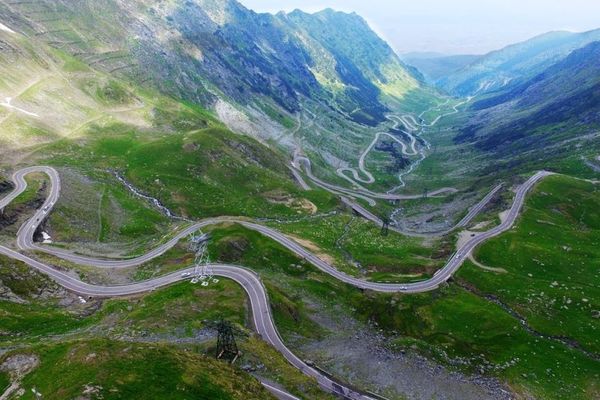 O mașină s-a răsturnat în prăpastie pe Transfăgărășan