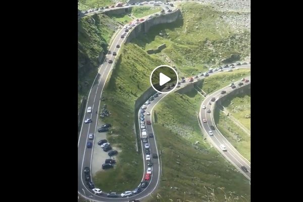 Imagini incredibile. Trafic bară la bară pe Transfăgărășan