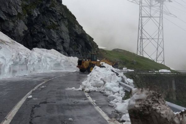 Mașină căzută într-o râpă, pe Transfăgărășan
