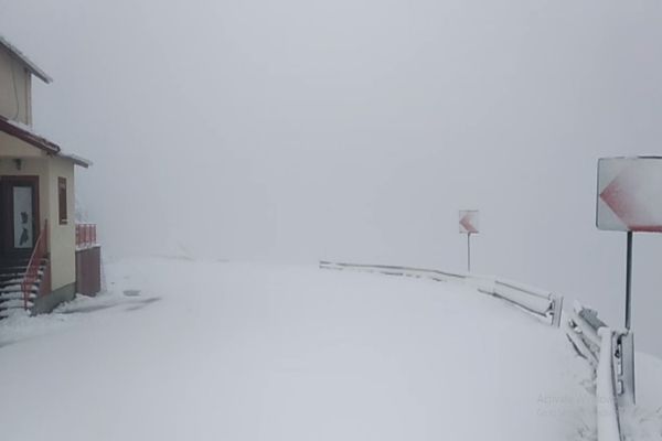 VIDEO. Pe Transfăgărășan, la cota 2000, ninge ca în povești!