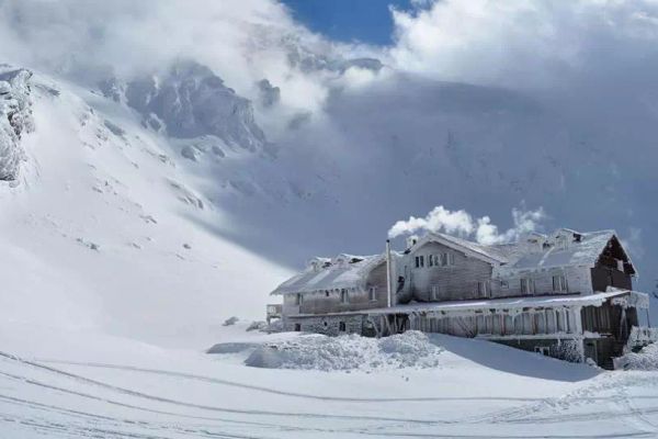 VIDEO Ninge pe Transfăgărășan. S-a depus un strat gros de zăpadă