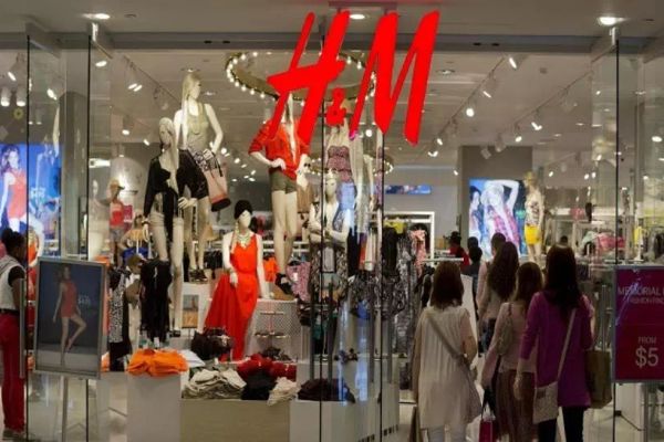 Decizia suedezilor de la H&M, după ce au închis temporar magazinele și au făcut concedieri masive
