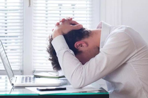 Electrica trece la concedieri colective. Un sfert dintre șefi vor fi dați afară