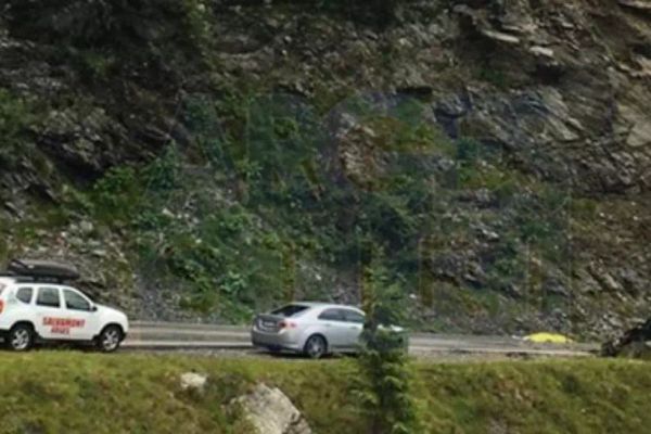 VIDEO Tragedie pe Transfăgărășan, un mort și doi răniți după ce o mașină a ieșit pe pe șosea