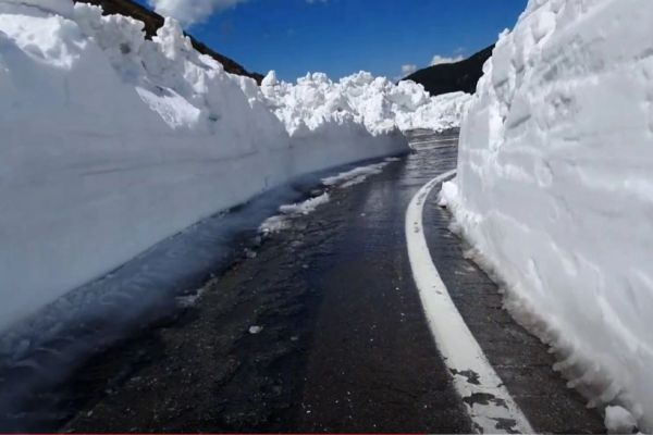VIDEO Zăpadă de 6 metri pe Transfăgărășan, în mijlocul primăverii