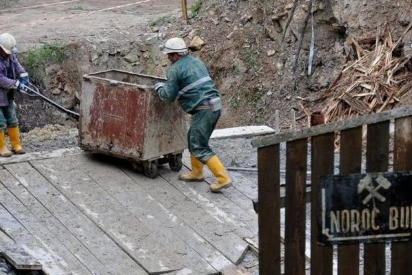 Minerii din Suceava, ÎN GREVĂ, din cauza închiderii minelor de uraniu! Ministerul Energiei, chemat la DIALOG despre CONCEDIERI