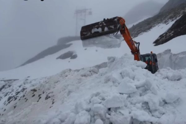 FOTO Imagini inedite: Zăpadă de 8 metri pe Transfăgărășan