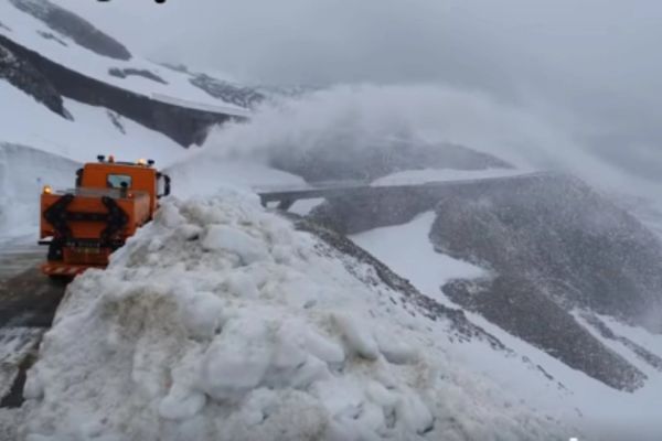 Situație dificilă pe Transfăgărășan. Circulația a fost oprită. Peste 100 de utilaje scoase la datorie pentru a curăța drumul