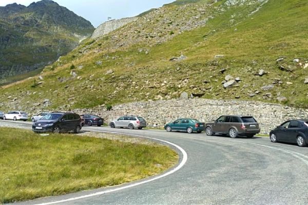 Trafic îngreunat pe Transfăgărășan din cauza afluxului de turiști. Ce recomandă Poliția