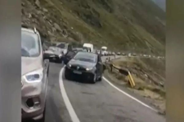 VIDEO | Scene șocante, pe Transfăgărășan: doi șoferi se iau la bătaie în trafic. A fost deschis un dosar penal