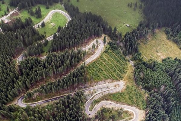 ATENȚIE șoferi! De luni, circulația pe Transfăgărășan și Transalpina se va închide