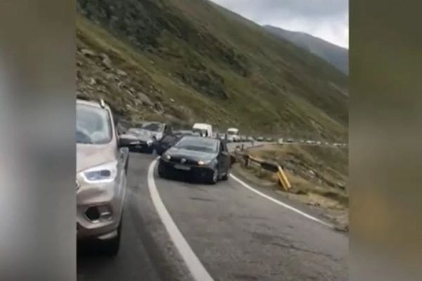 VIDEO - Imagini halucinante pe Transfăgărășan - Șoferii au început să se ia la bătaie
