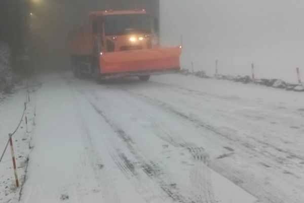 VIDEO Strat de zăpadă de peste 10 centimetri pe Transfăgărășan - Avertisment pentru șoferii care merg pe drumurile montane