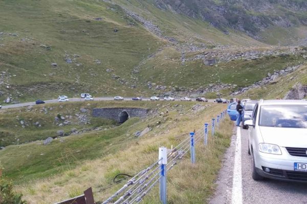 Accident teribil pe Transfăgărășan - Doi motocicliști, aruncați în șanț de un șofer de 70 de ani