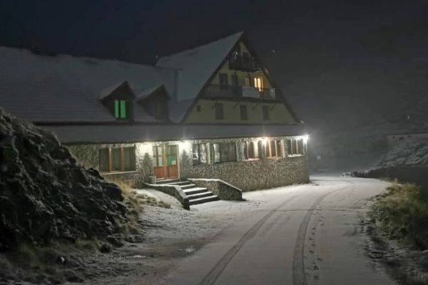 Avertisment pentru turiștii și șoferii amatori de munte. Ninge pe Transfăgărășan și Transalpina - Imagini de vis - VIDEO
